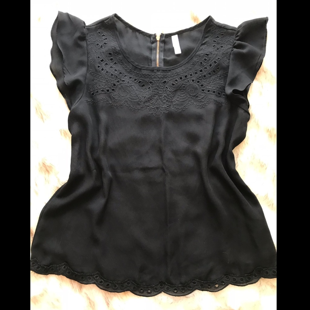 👚Black Cutout Detail Top